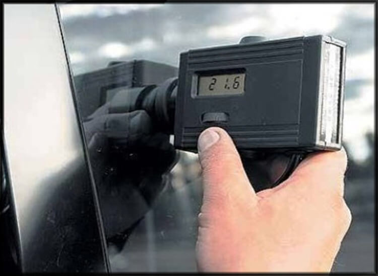 Тауметр помогает сотрудникам ГИБДД определять затемнение автомобиля.
