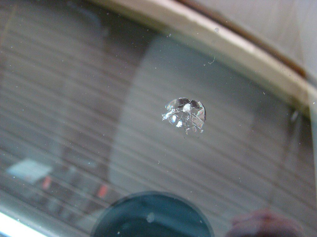 Повреждения на лобовом стекле автомобиля