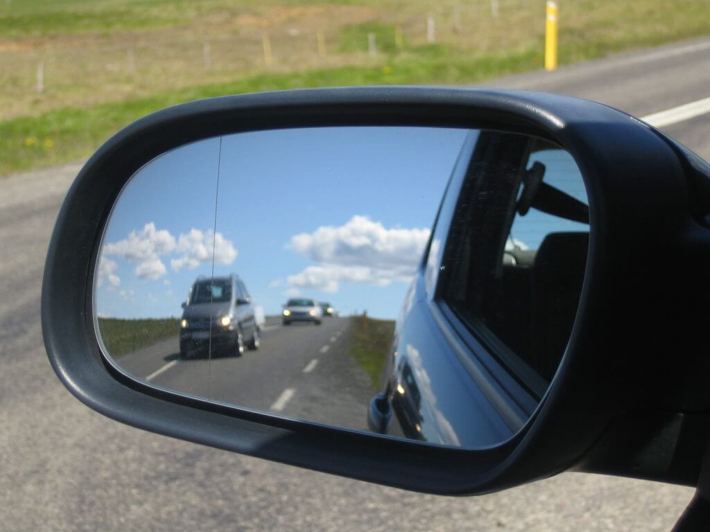 Чаще всего именно качество обзора страдает во время зимних поездок, когда зеркала автомобиля замерзают 