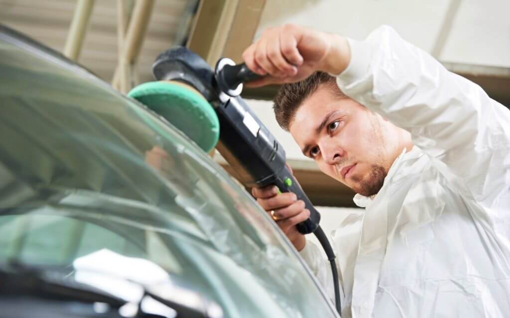 Если необходимо восстановить лакокрасочное покрытие, то проводится восстановительная полировка автомобиля