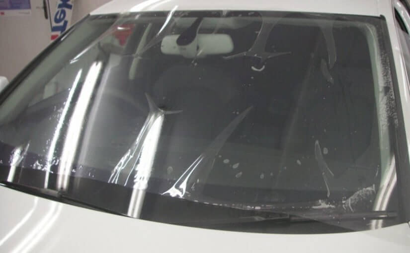 Защитная пленка на лобовое стекло автомобиля