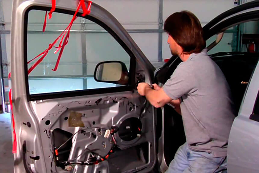 Ремонт двери автомобиля - замена зеркала и стеклоподъемника