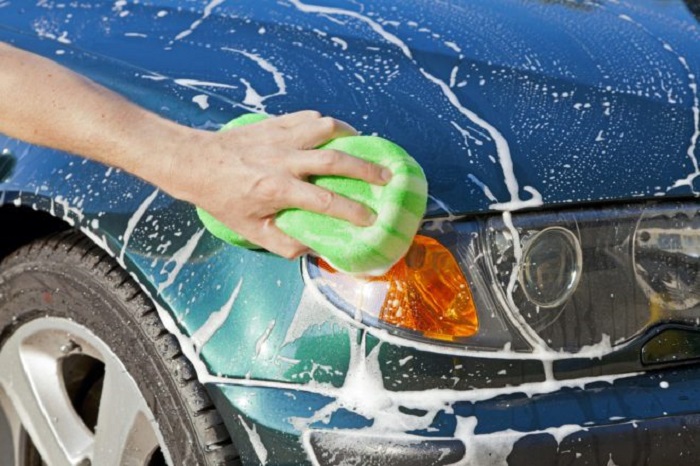 Мытье машины губкой