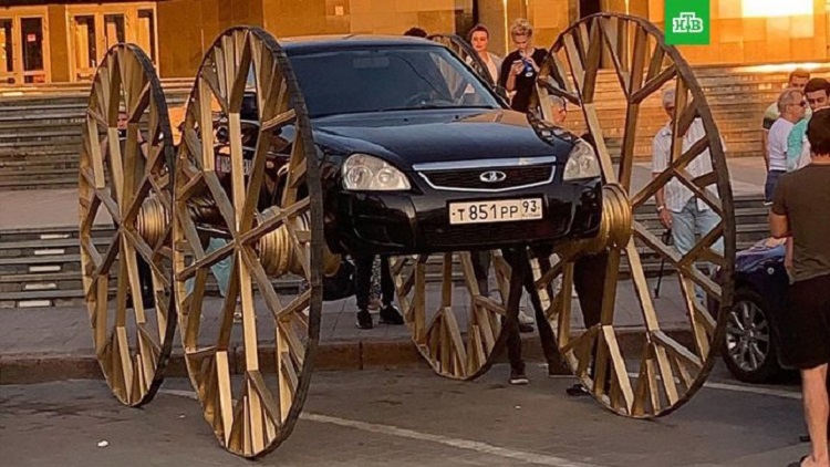 Лада Приора с колесами кареты