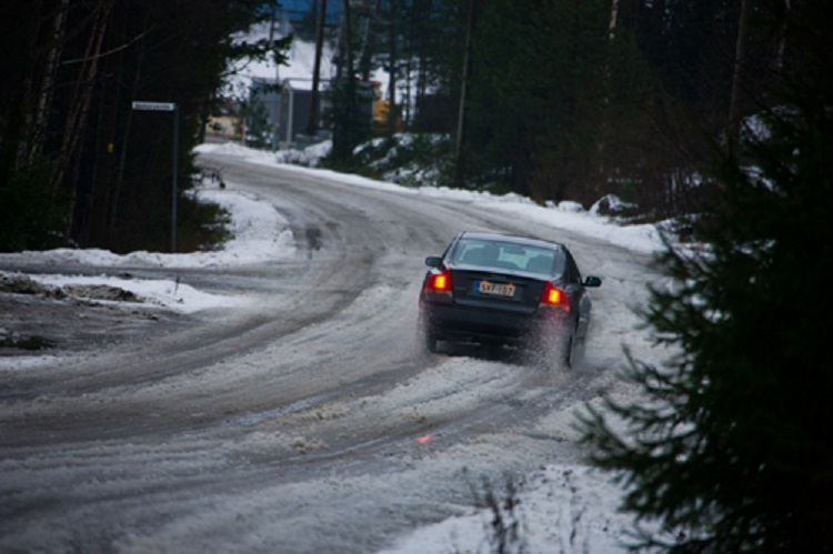 Автомобиль едет по снежной дороге