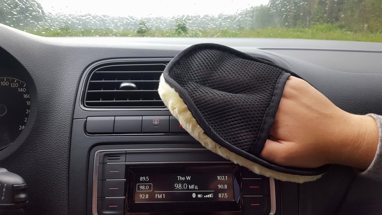 Меховая рукавица для уборки в машине