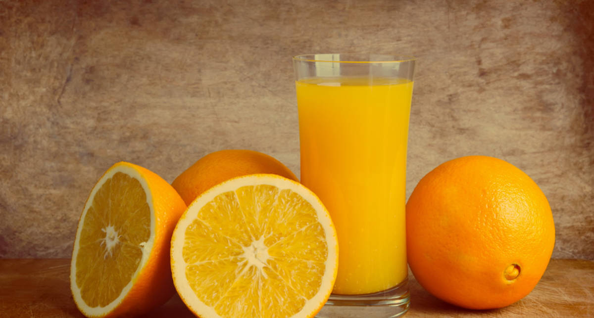 Апельсины и сок в стакане