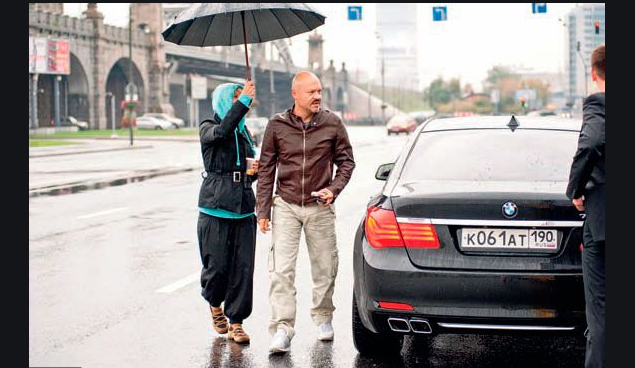 Бондарчук под зонтом возле авто