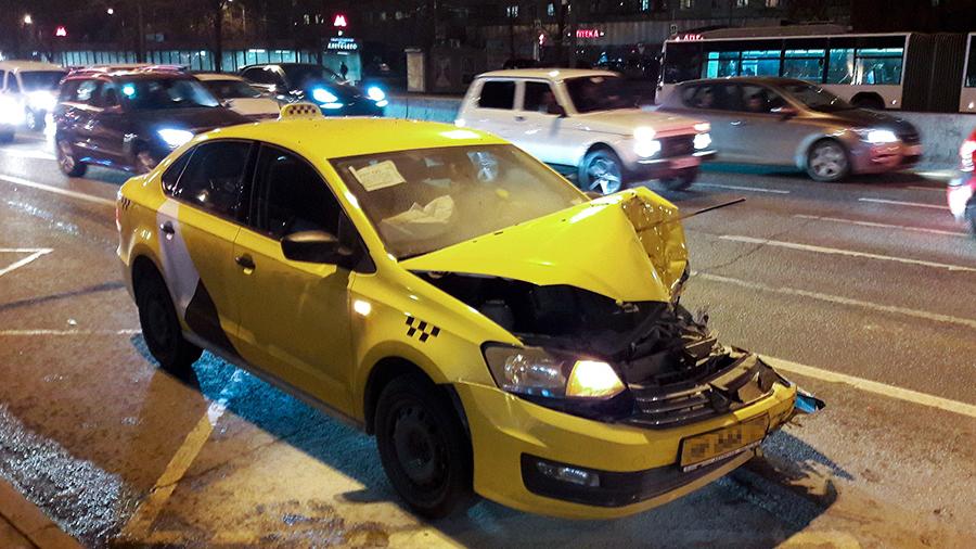 Разбитая машина такси