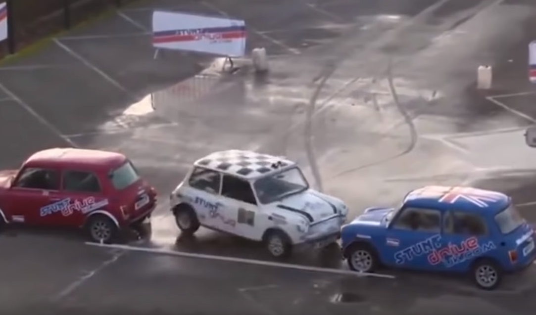 Парковка между двумя машинами