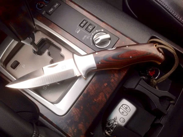 Нож в автомобиле