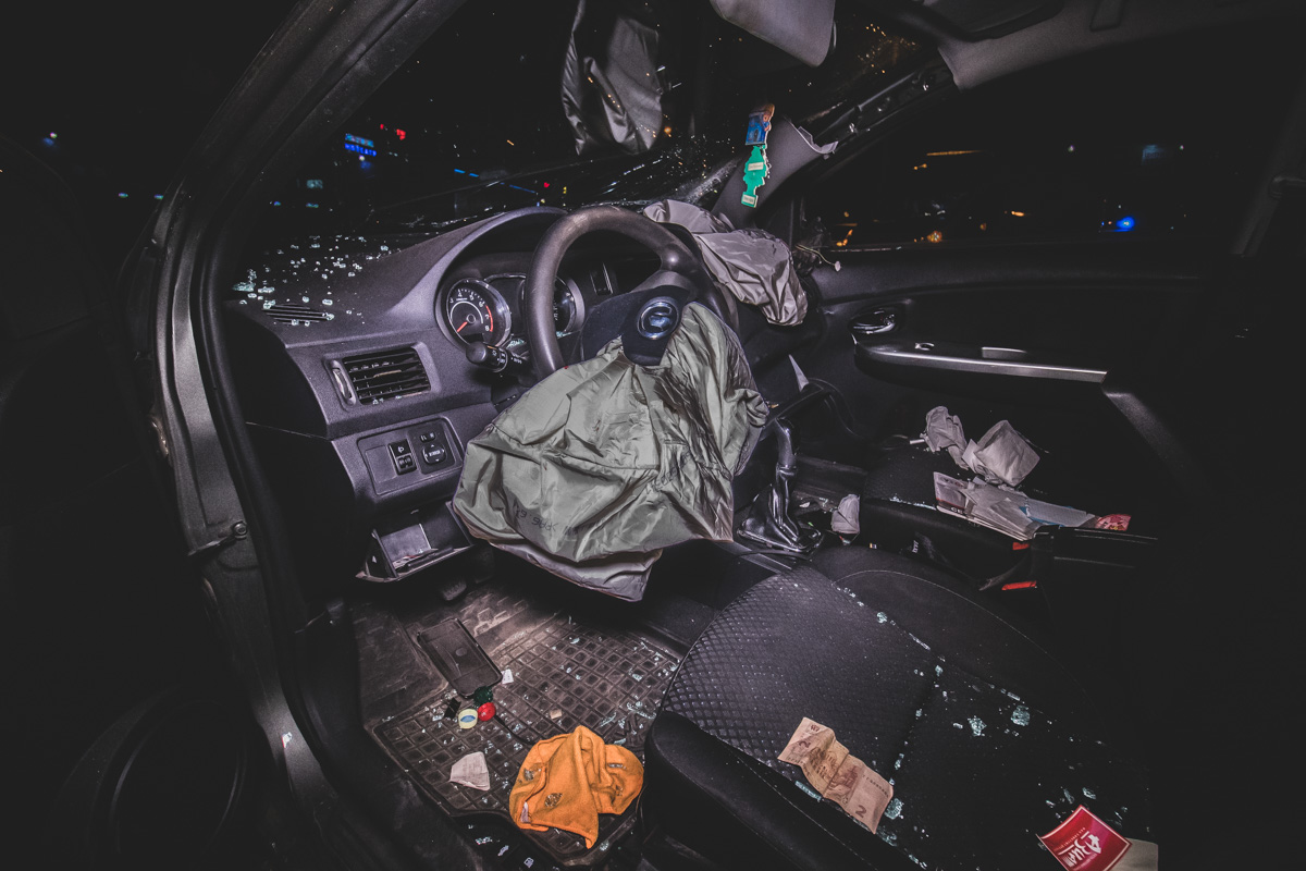 Разбросанные вещи в авто