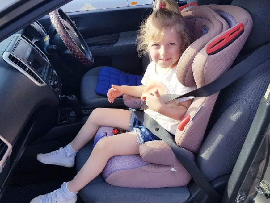 Ребенок 8 лет на переднем сиденье. Детское кресло в машину на переднее сиденье. Автомобиль для детей. Детское автокресло в машине. Ребенок в детском кресле.