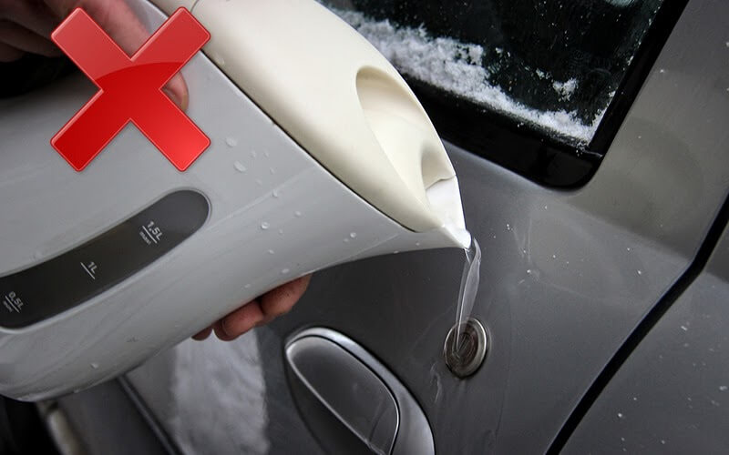 Как открыть дверь в машине, если замерз замок?